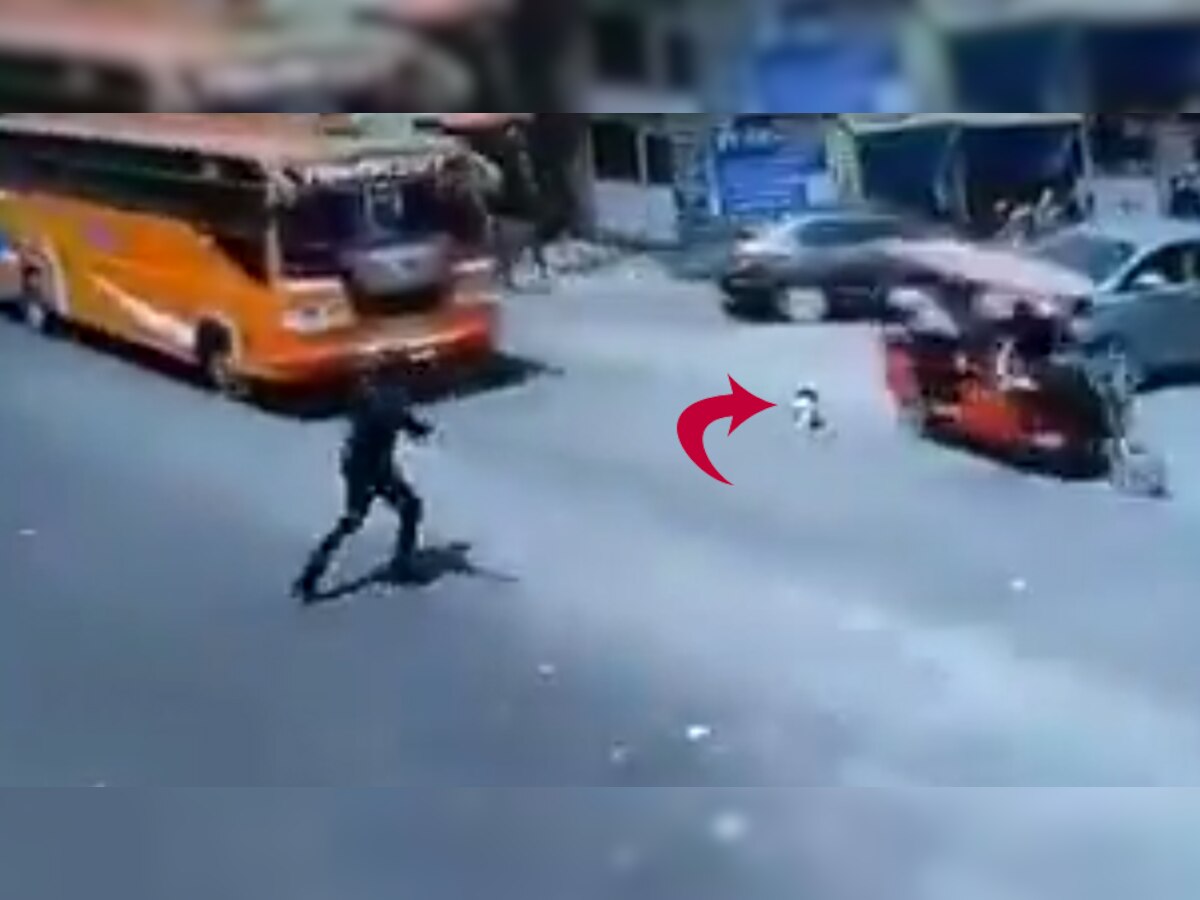 Accident Video: बस के सामने अचानक गिर गया बच्चा, जान बचाने के लिए ट्रैफिक पुलिस ने किया ऐसा
