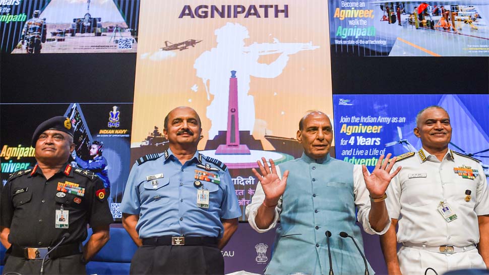 सरकार ने सशस्त्र सेना में 'अग्निपथ' योजना को दी मंजूरी; 'अग्निवीर' के हवाले होगी देश की सुरक्षा सरकार ने सशस्त्र सेना में 'अग्निपथ' योजना को दी मंजूरी; 'अग्निवीर' के हवाले होगी देश की सुरक्षा