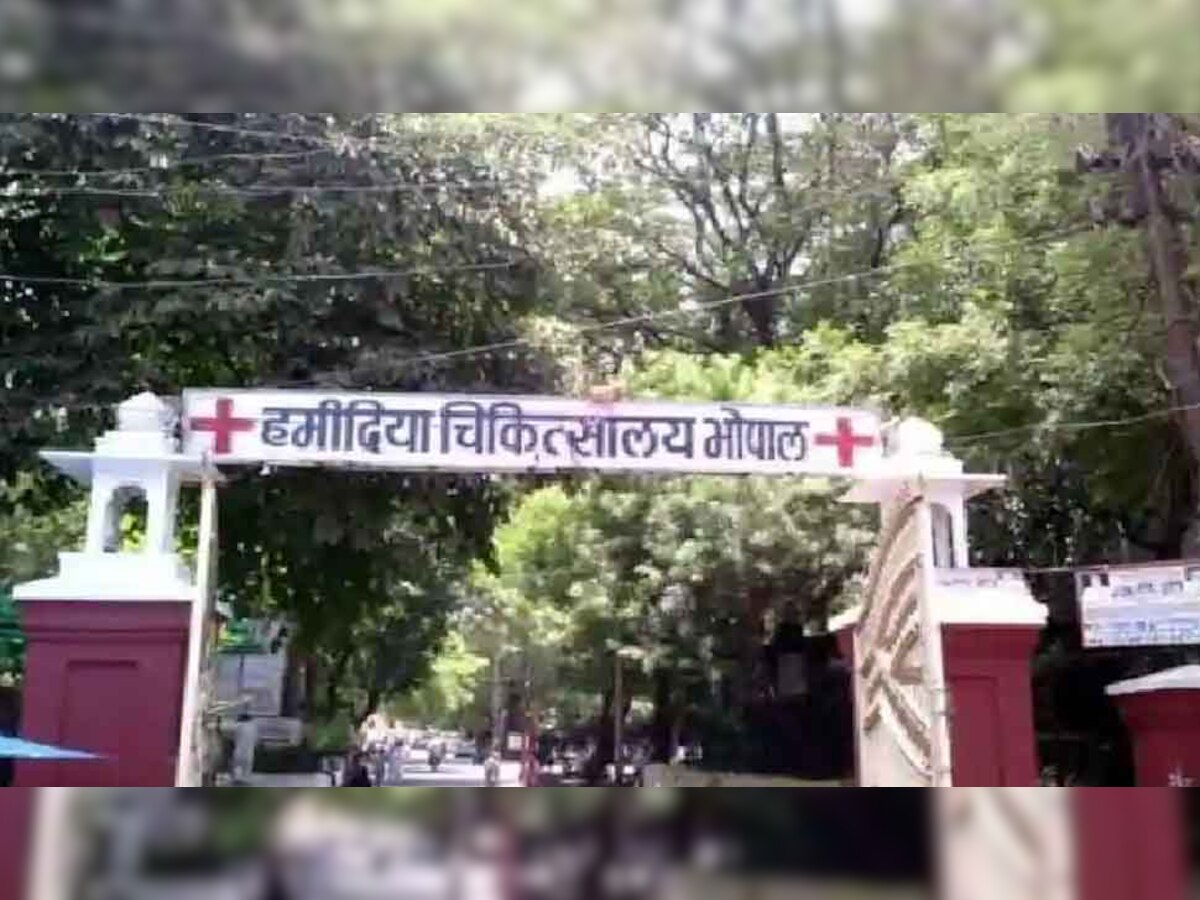 Bhopal: चेंजिंग रूम में हाफ पेंट में घुस आते हैं डॉक्टर, 52 नर्सों का आरोप- बलात्कार की कोशिश भी की गई