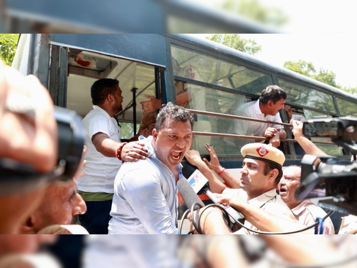 राहुल गांधी के लिए ईडी दफ्तर के बाहर 'संग्राम', कई कांग्रेस नेता और कार्यकर्ता हिरासत में 