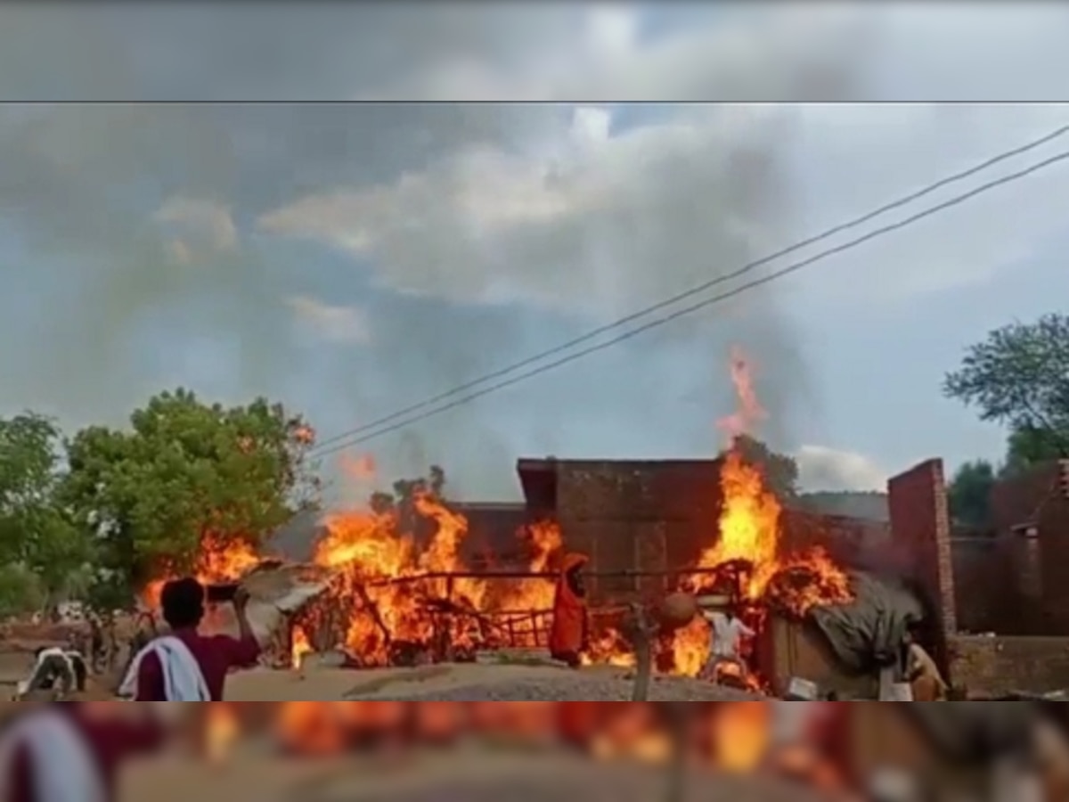 तीन घरों में आग की लपटे देखकर मचा हाहाकार, कड़ी मशक्कत के बाद आग पर पाया गया काबू