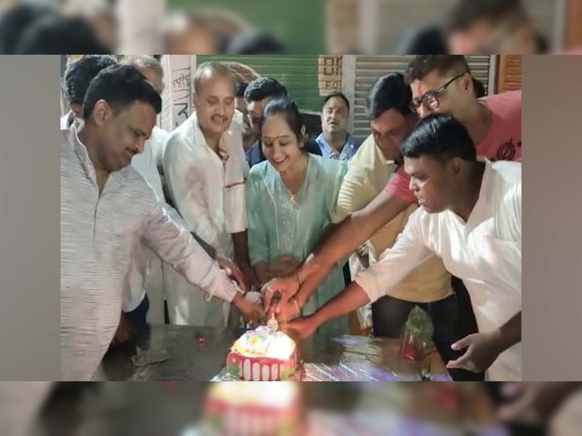 MLA रामबाई का निराला अंदाज, जेल में बंद पति का चौराहे पर मनाया जन्मदिन