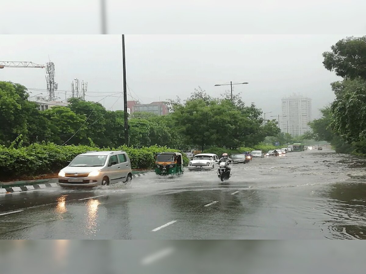 Rainfall: दिल्ली-NCR में सुबह झमाझम बारिश से मौसम हुआ सुहाना, पारे में आई गिरावट