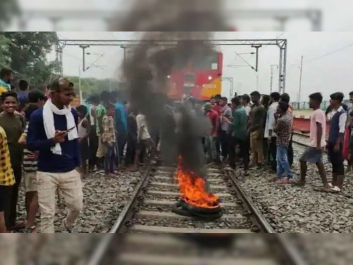 बिहार-यूपी में फिर बवाल शुरू, लखीसराय-समस्तीपुर में ट्रेनें फूंकीं, बलिया स्टेशन में तोड़फोड़