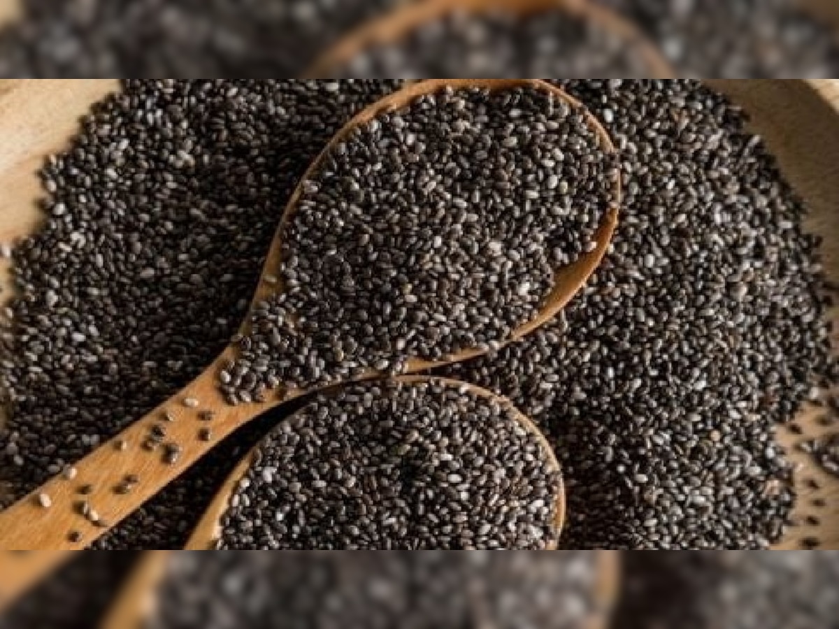 Benefits Of Chia Seeds: छोटे से दिखने वाले इन बीजों में छिपा है सेहत का खजाना, जाने चिया सीड्स के फायदे