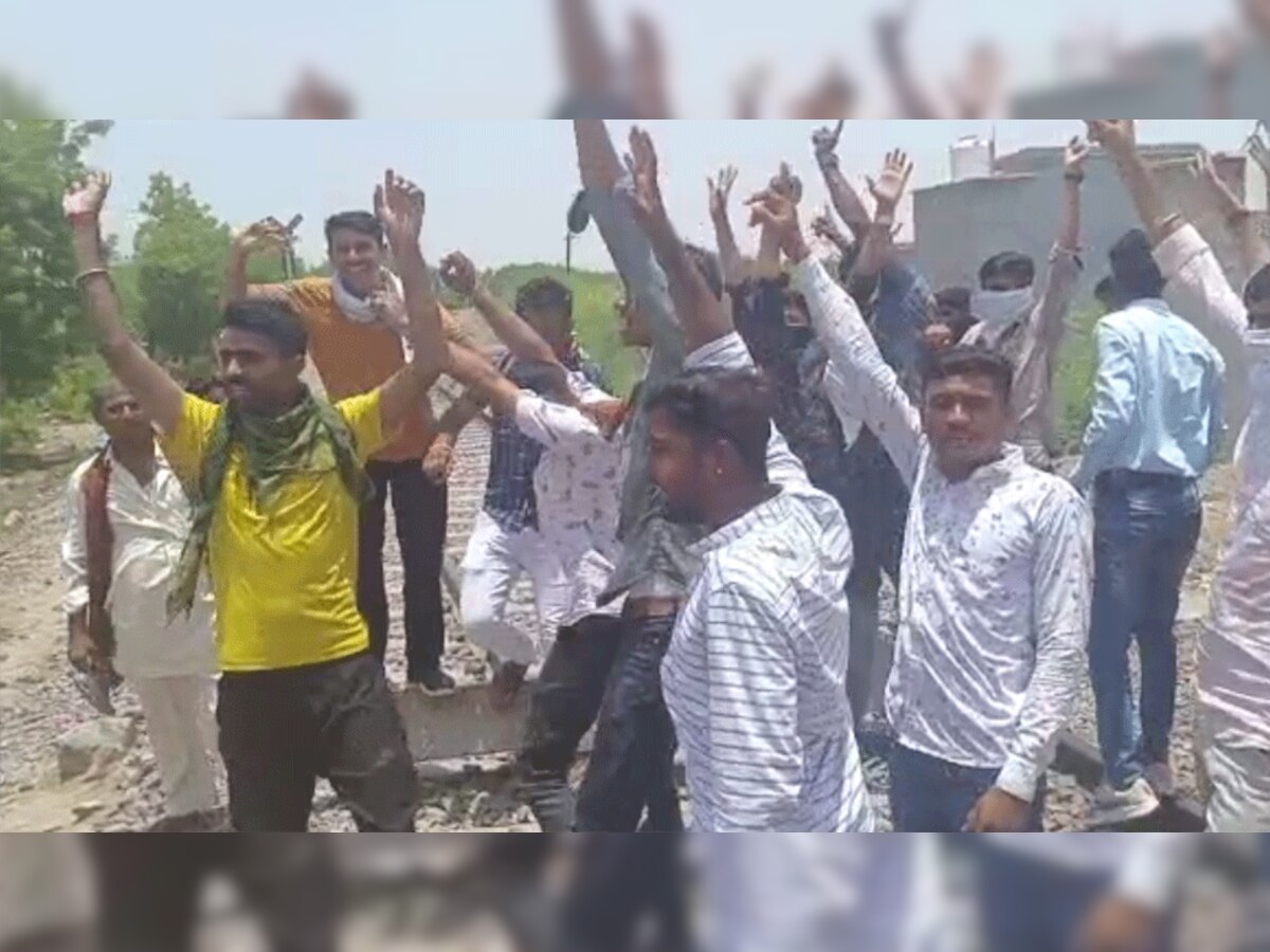 बाड़मेर: अग्निपथ योजना को लेकर नाराजगी, युवाओं ने पत्थर डालकर रेलवे ट्रैक को किया जाम