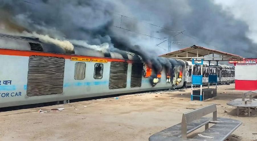 &#039;Agnipath&#039; पर तांडव: ट्रेन जलाने से सिर्फ दो दिनों में देश को हुआ इतने करोड़ रुपये का नुकसान