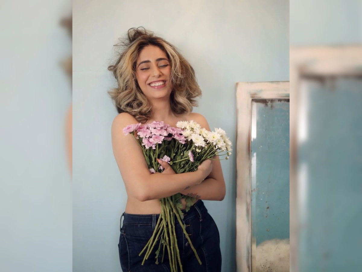 topless Neha Bhasin hides her bold body with the and curves with the