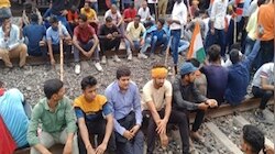 'अग्निपथ' के विरोध में सड़कों पर उतरे झारखंड के युवा, आंदोलन के कारण दो ट्रेन रद्द