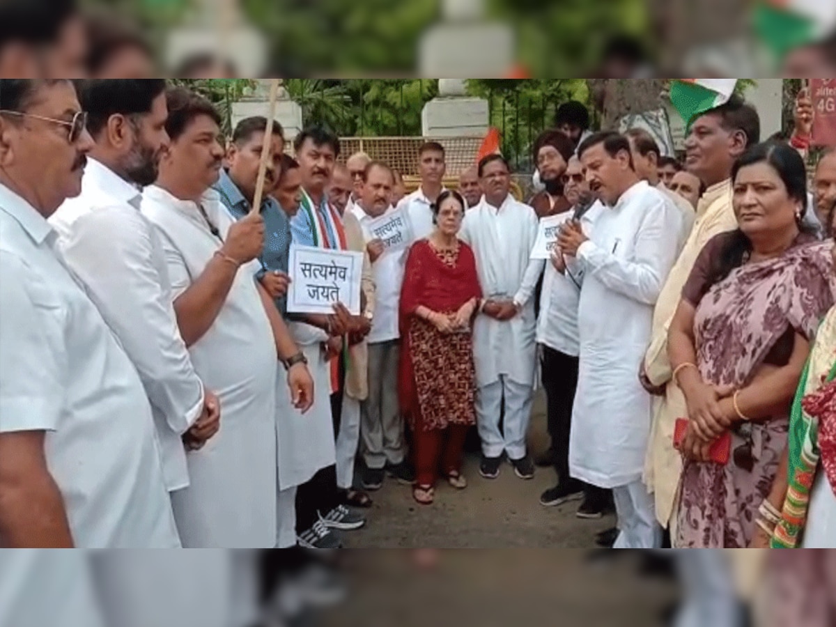 उदयपुर में भी कांग्रेस कार्यकर्ताओं ने कलेक्ट्रेट के बाहर प्रदर्शन किया.