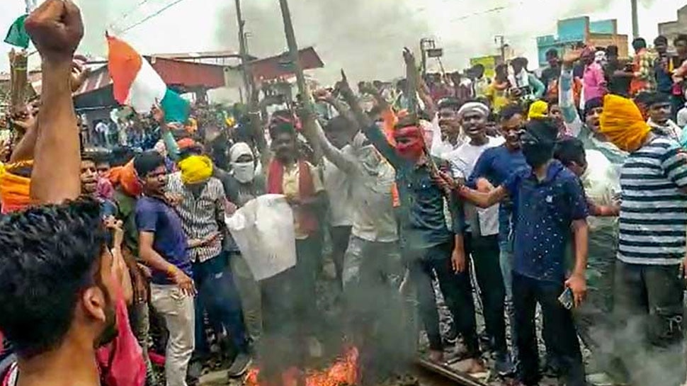 Agnipath Scheme Protest: अग्निपथ स्कीम के हिंसक विरोध से बिगड़े हालात, रक्षामंत्री राजनाथ सिंह आज करेंगे समीक्षा बैठक