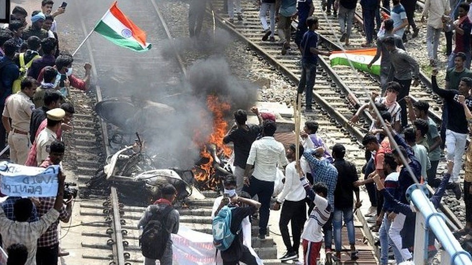 Indian Railways Alert on Violence: हिंसक विरोध के बाद 340 ट्रेनों के संचालन पर असर, घर से निकलने से पहले जान लें ये लेटेस्ट अपडेट