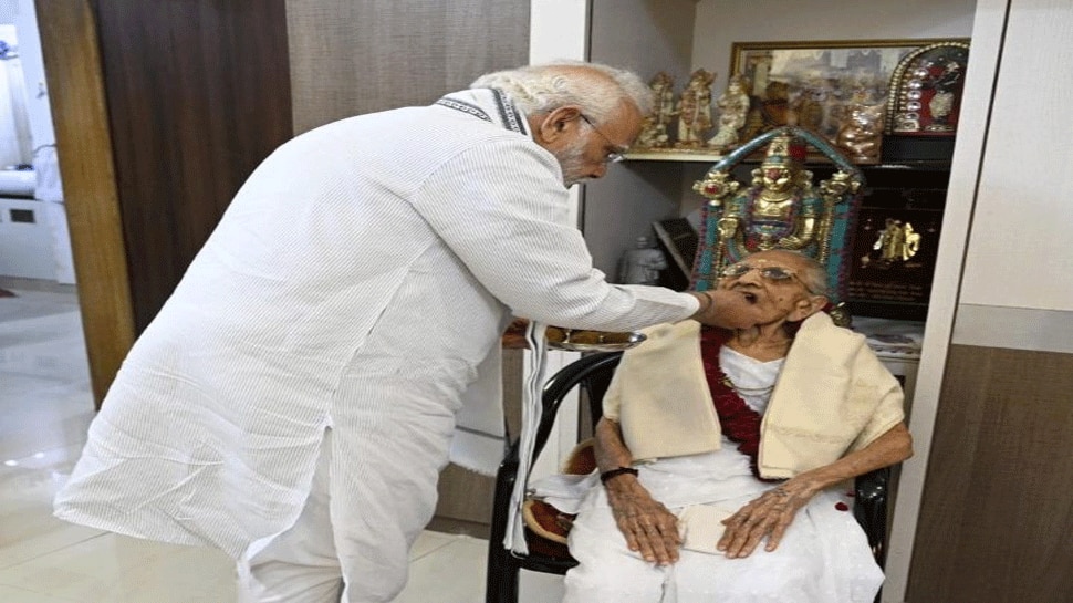PM Modi Mothers Birthday 18 June unseen photos of Narendra Modi with mother Heeraben in Gandhinagar Gujarat | PM Modi Mother's Birthday: प्रधानमंत्री मोदी का अपनी मां से खास लगाव, क्या आपने