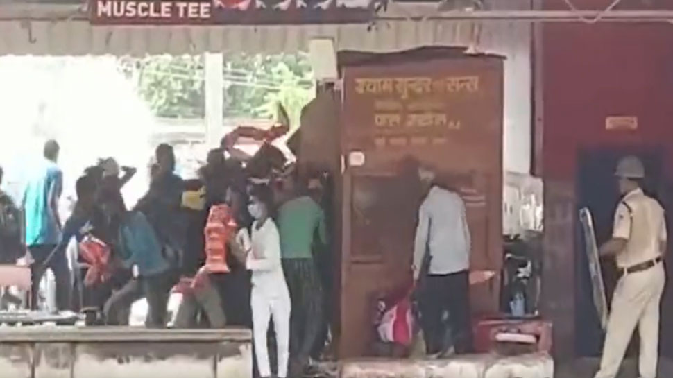 Agneepath Scheme: अग्निपथ योजना का विरोध कर रहे प्रदर्शनकारियों ने मचाई लूट, रेलवे स्टेशन का VIDEO वायरल