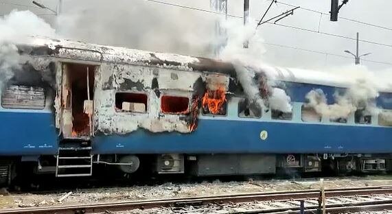 'अग्निपथ' पर हो रही हिंसा के बीच रेलवे का बड़ा निर्णय, यहां सुबह 4 बजे से रात 8 बजे के बीच नहीं चलेंगी ट्रेनें