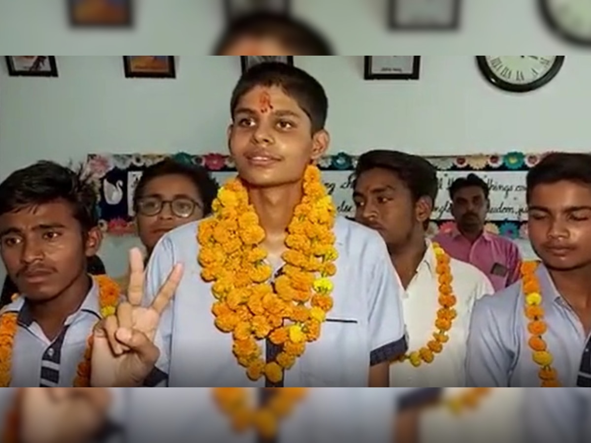 UP Board 10th Topper 2022: हरदोई में किसान के बेटे ने किया जिला टॉप, बताया कैसे हासिल की सफलता 