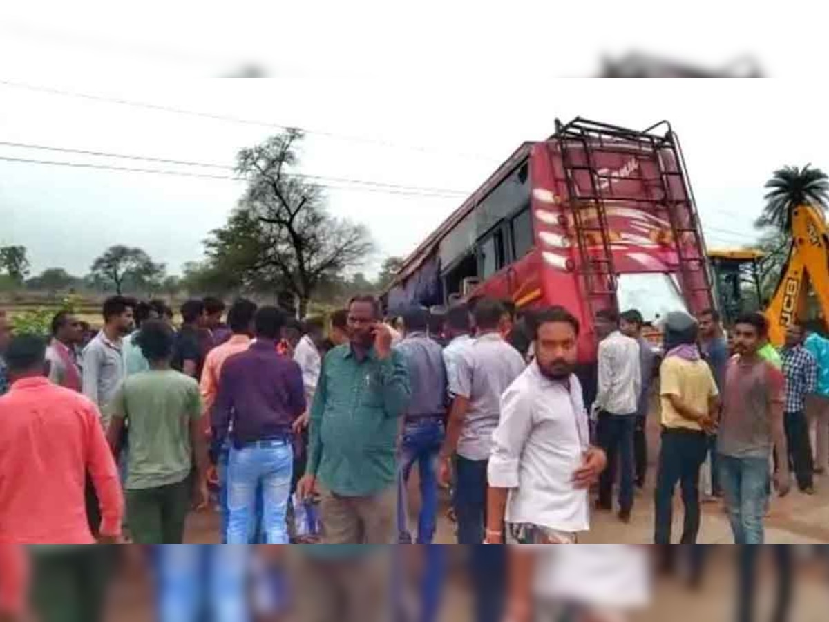 बालोद में यात्रियों से भरी एक Bus पलटी, एक की मौत और 20 यात्री घायल