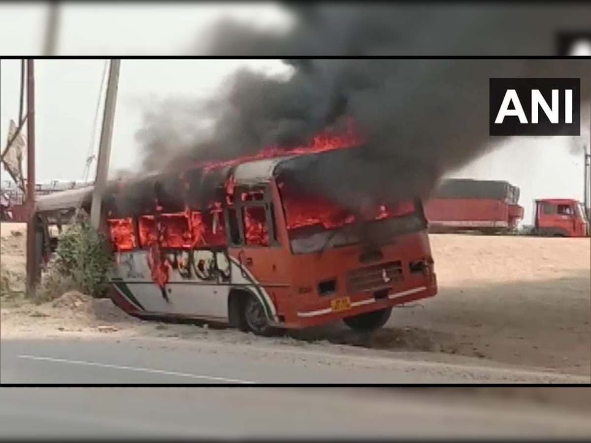 उत्तर प्रदेश के जौनपुर में शनिवार को उपद्रवियों ने बस में आग लगा दी. 