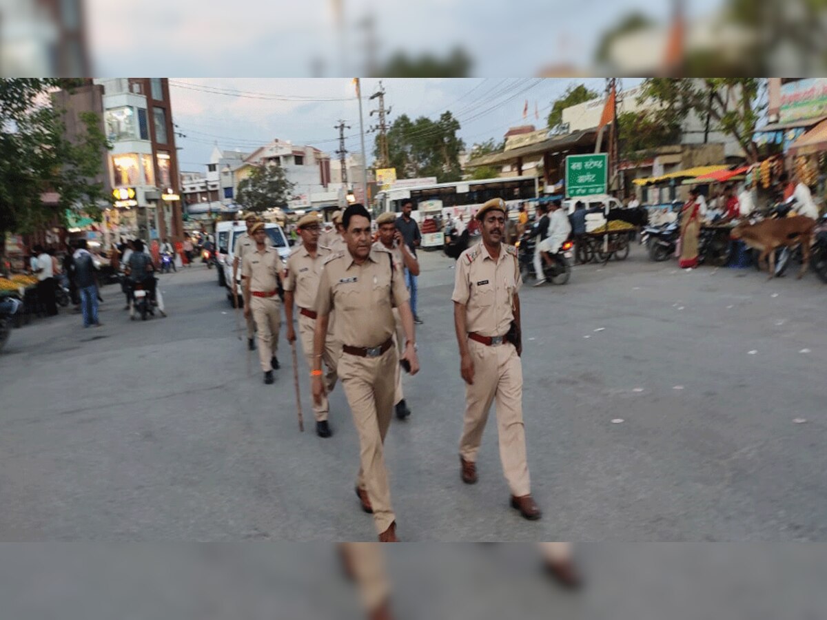 पुलिस ने निकाला फ्लैग मार्च