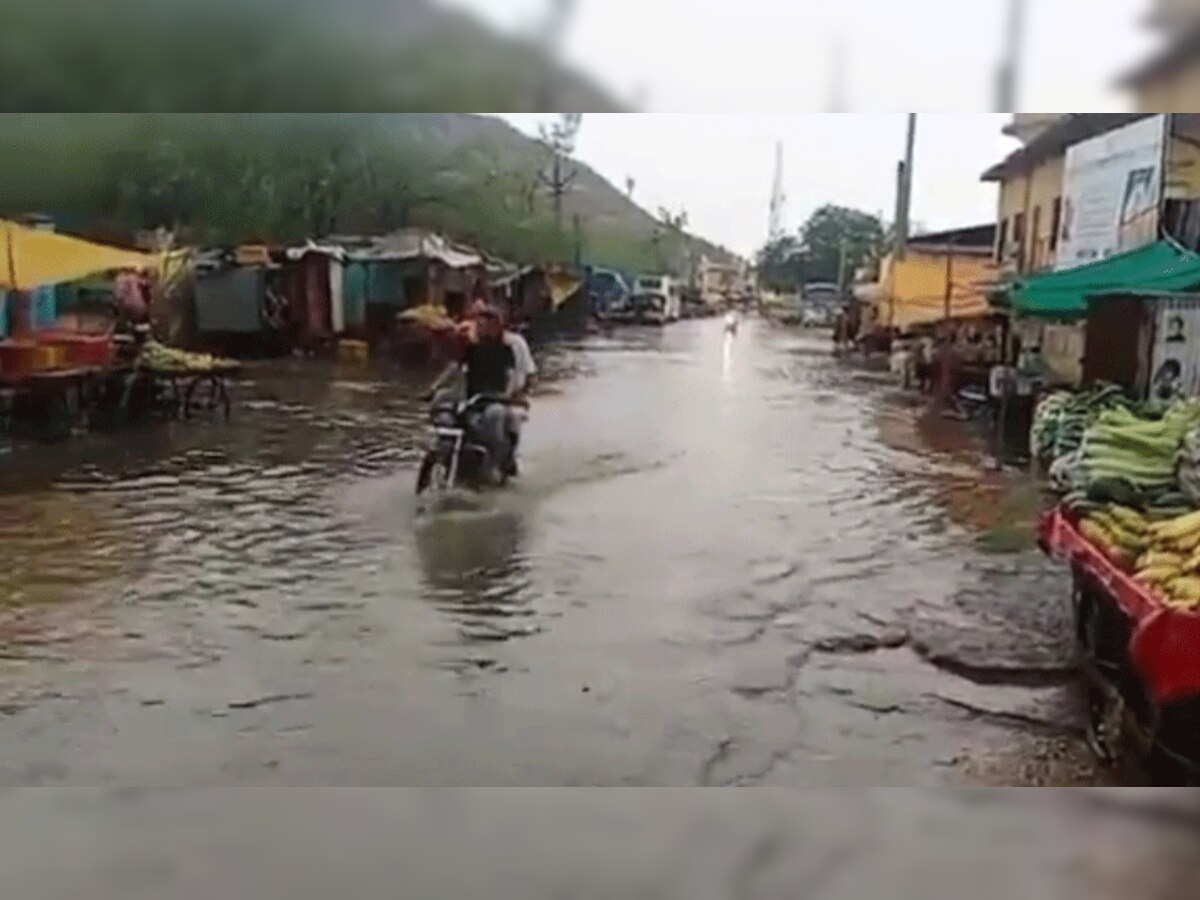 बारिश से कस्बे के मुख्य मार्ग सहित गली मोहल्लों में पानी भर गया