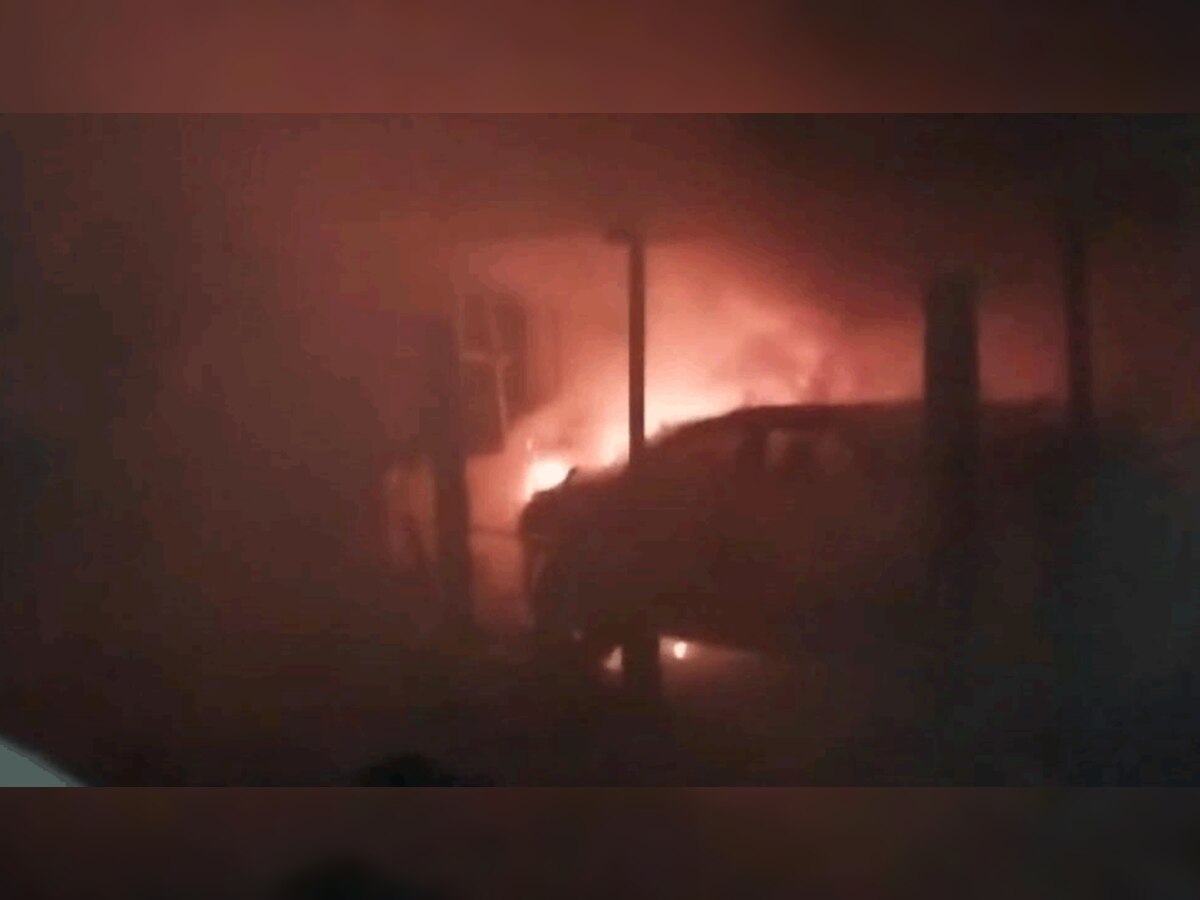 घर में खड़ी फॉर्चूनर कार ने अचानक पकड़ी आग