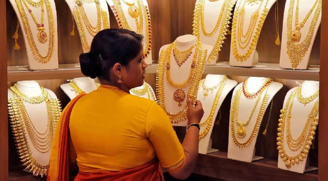 Gold Rate: ऑल टाइम हाई रेट से 6 हजार से ज्यादा सस्ता हुआ सोना, जानें आज का भाव