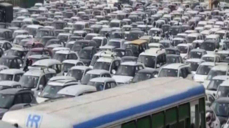 Watch: भारत बंद के चलते ट्रैफिक जाम से दिल्ली-NCR का हाल बेहाल, रेंगकर चलने को मजबूर गाड़ियां