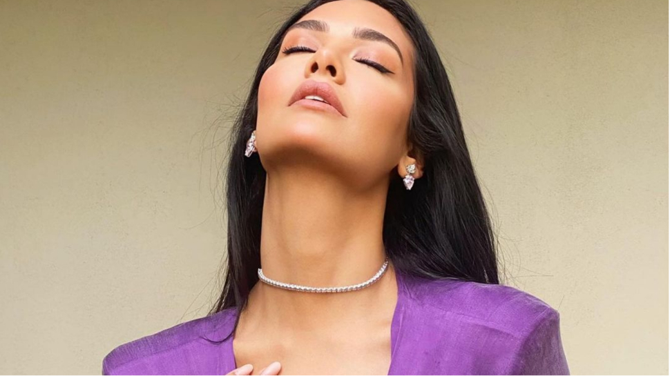Esha Gupta Bold Look: अब तक का सबसे रिवीलिंग गाउन पहनकर सामने आईं ईशा गुप्ता, लगे इतने कट....दिखा पूरा बदन Esha Gupta Bold Look: अब तक का सबसे रिवीलिंग गाउन पहनकर सामने आईं ईशा गुप्ता, लगे इतने कट....दिखा पूरा बदन