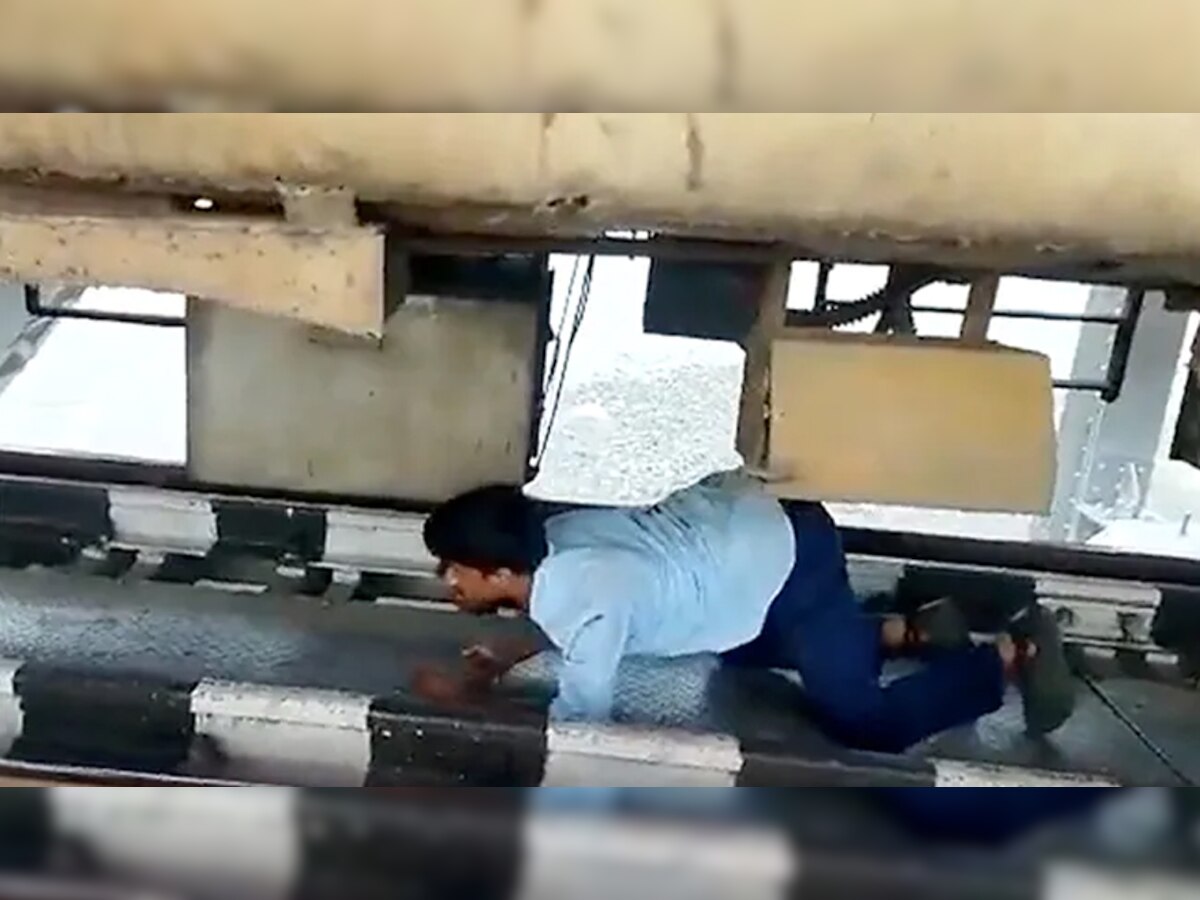 ब्रिज पर फंसी ट्रेन तो रेलवे कर्मचारी ने ट्रैक के अंदर घुसकर किया ऐसा काम, हर कोई कर रहा तारीफ; देखें Video