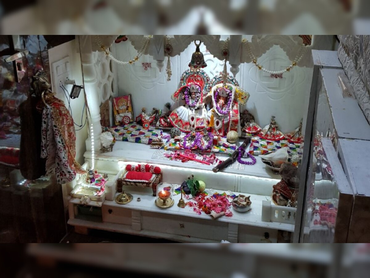 Puja Ghar: घर के पूजा रूम में भूलकर न करें ये काम, वरना हो सकते हैं परेशान