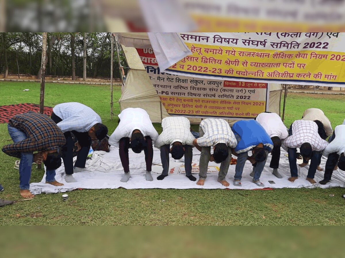 पदोन्नति की मांग को लेकर शिक्षकों का धरना जारी