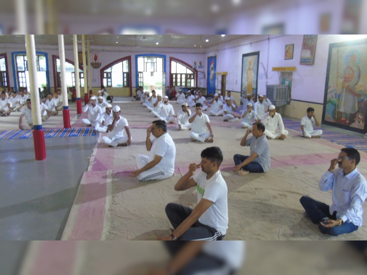 International Yoga Day: आम से खास के साथ जेलों में बंद कैदियों ने भी किए योग-प्राणायाम