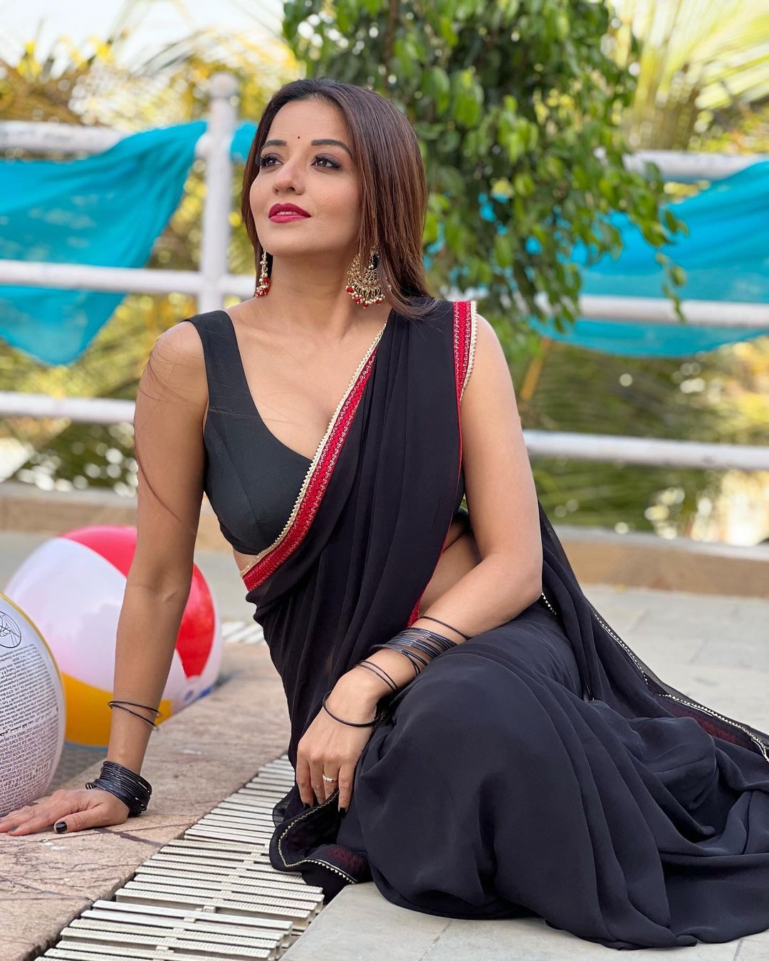 Monalisa की पतली कमर पर फिदा हुए फैंस, देसी अंदाज से बढ़ाया इंटरनेट का पारा