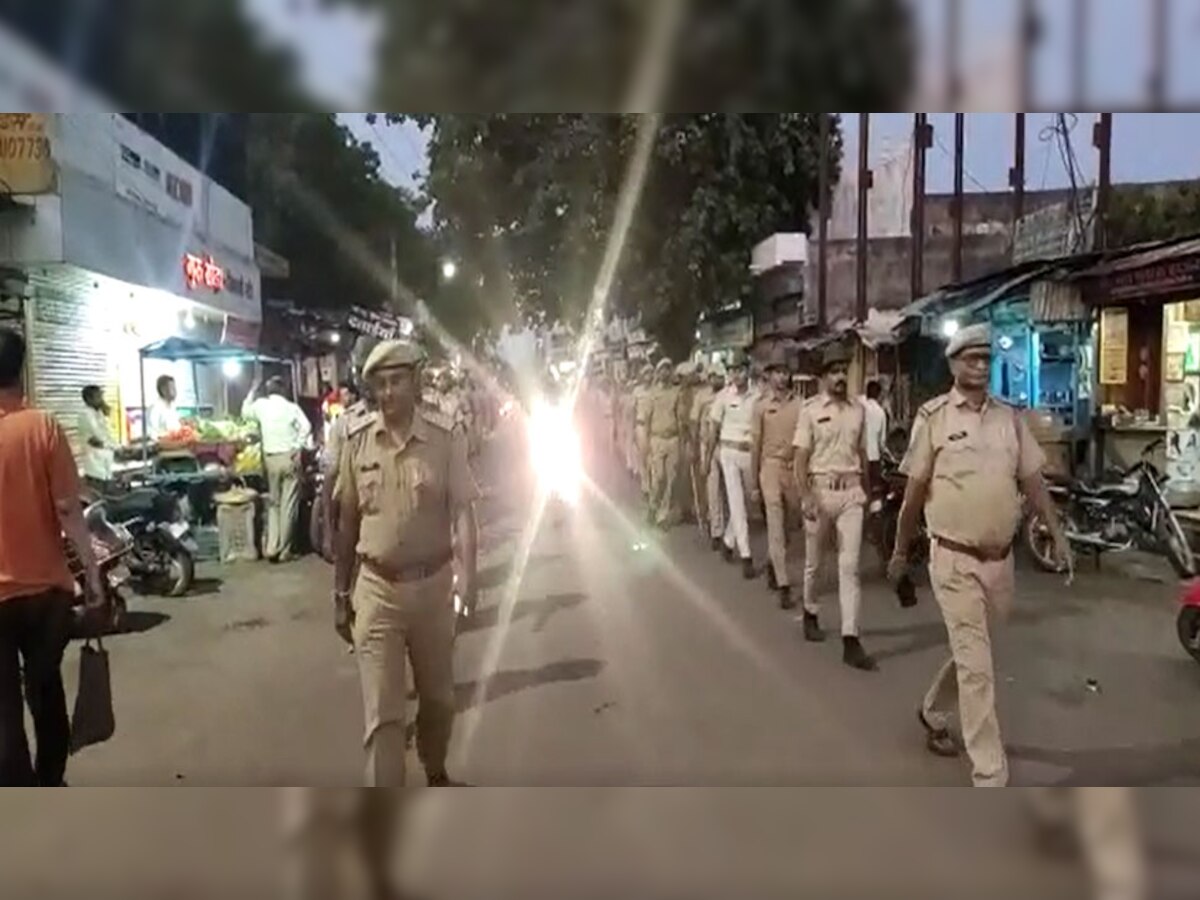 पुलिस ने निकाला फ्लैग मार्च