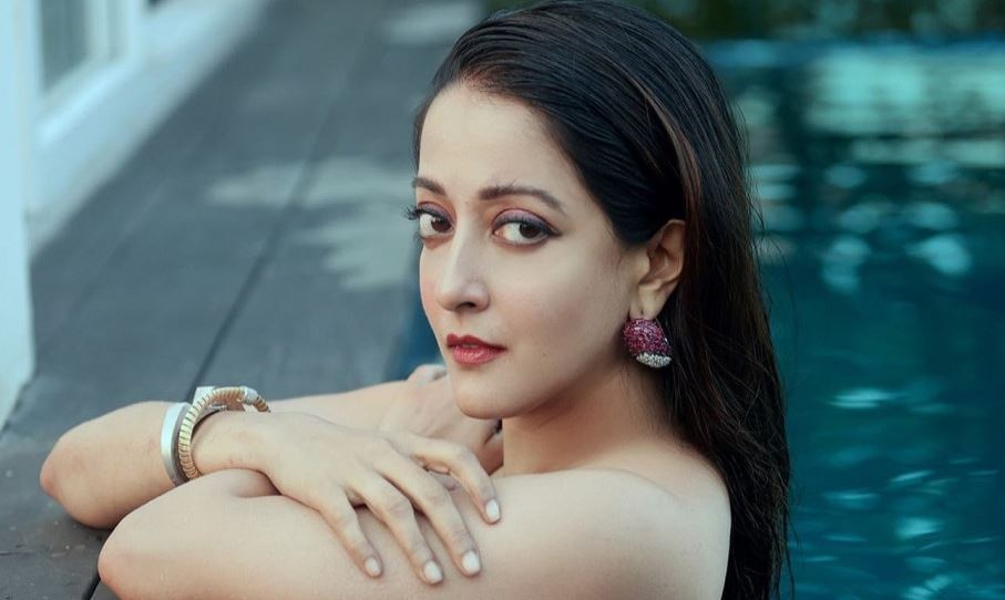 Raima Sen ने 42 की उम्र में खोले शर्ट के बटन, कैमरे में कैद हुआ बोल्ड लुक