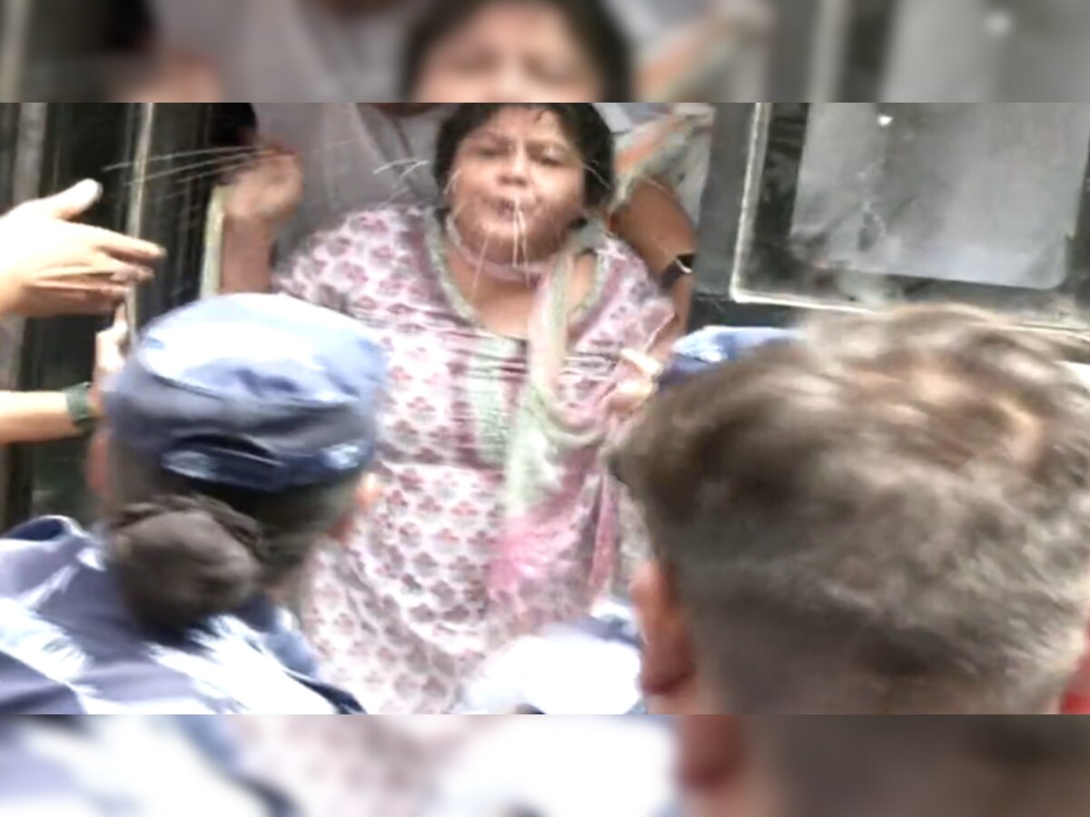 Video: कांग्रेस नेत्री Netta D'Souza ने पुलिसकर्मियों पर थूका; वीडियो हो रहा है वायरल