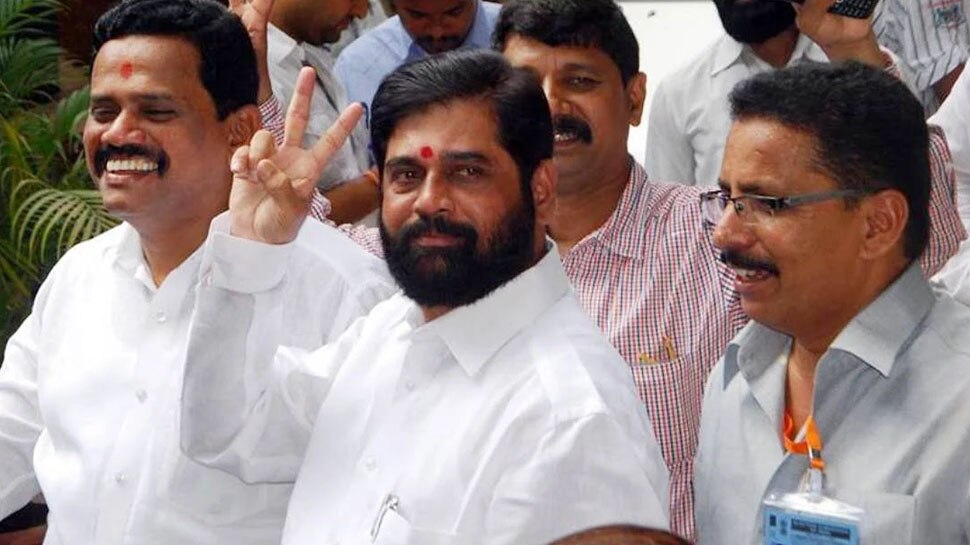 maharashtra political crisis eknath shinde and disgruntled mlas reach guwahati | Maharashtra Political Crisis: गुजरात से गुवाहाटी पहुंचे शिवसेना के असंतुष्ट विधायक, क्या बच पाएगी उद्धव ...