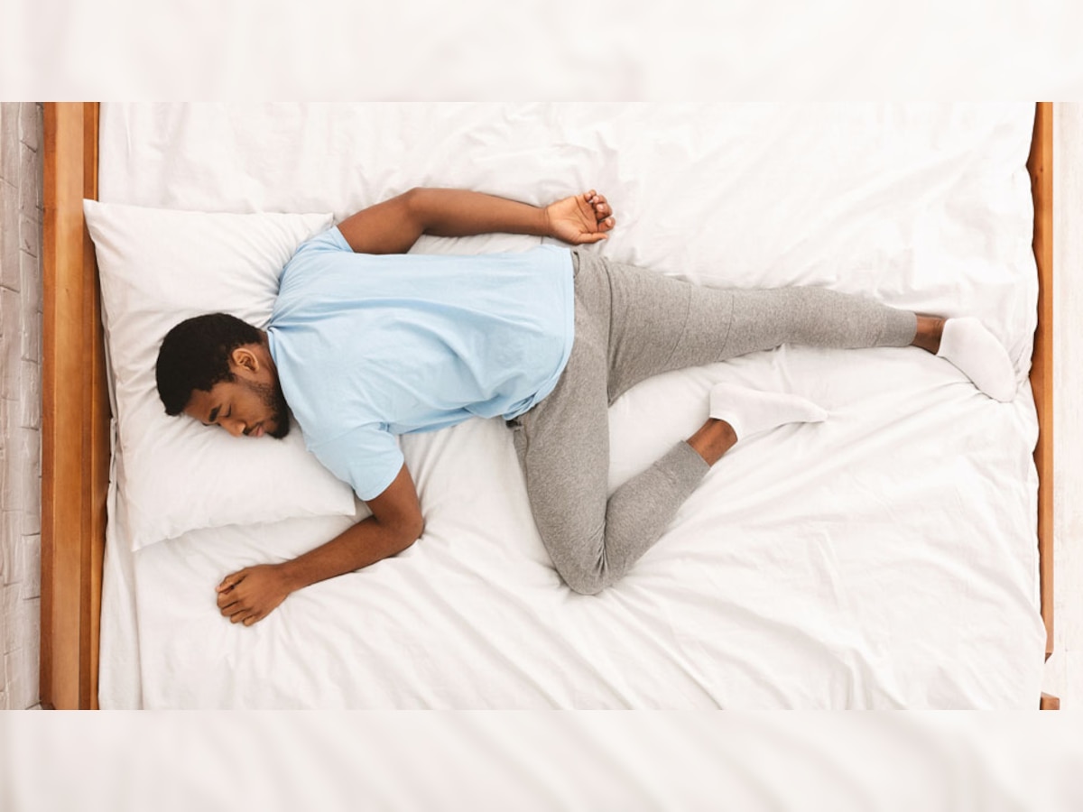 Sleeping Positions: सोने की स्थिति का शरीर की फिटनेस पर पड़ता है असर, जानिए स्लीपिंग पोजीशंस के फायदे और नुकसान