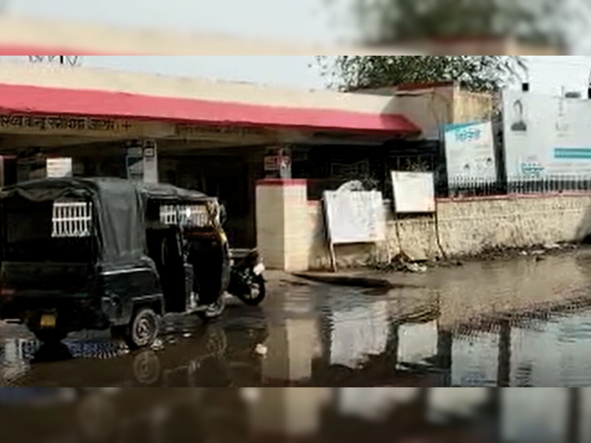 प्री मानसून की हुई बारिश, सड़कों और सरकारी अस्पताल के आगे भरा बारिश का पानी