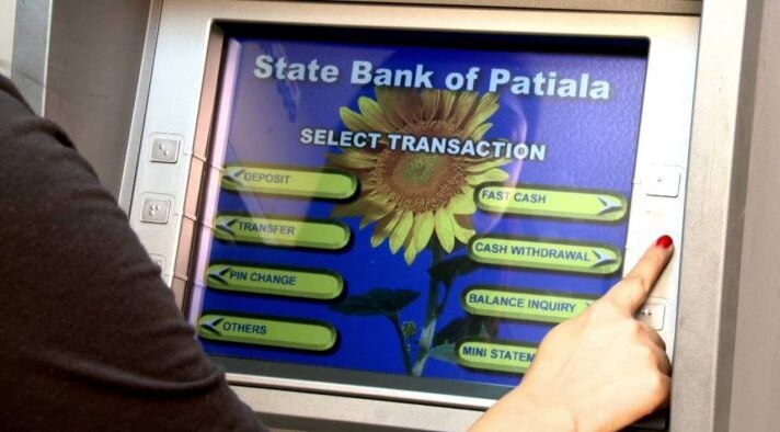 SBI ATM Rules: एटीएम से रुपये निकालने पर नहीं लगेगा कोई चार्ज, बशर्ते...
