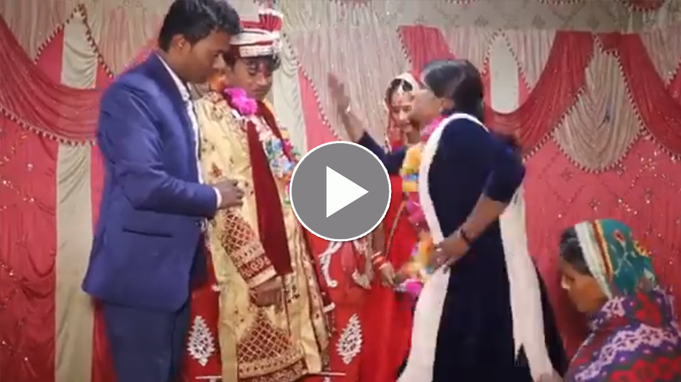 Bride Groom Video: शराब पीकर जयमाला में पहुंचा दूल्हा, दुल्हन के बजाय साली को पहना दी माला! जमकर पड़े थप्पड़ Bride Groom Video: शराब पीकर जयमाला में पहुंचा दूल्हा, दुल्हन के बजाय साली को पहना दी माला! जमकर पड़े थप्पड़