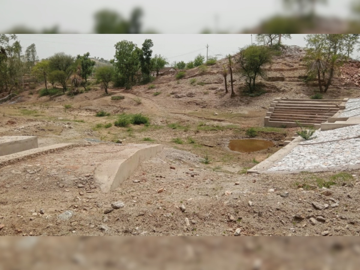 आसपुर: पंचायत में मॉडल तालाब पर अतिक्रमियों की नजर, रिंगवाल बनाकर किया अतिक्रमण