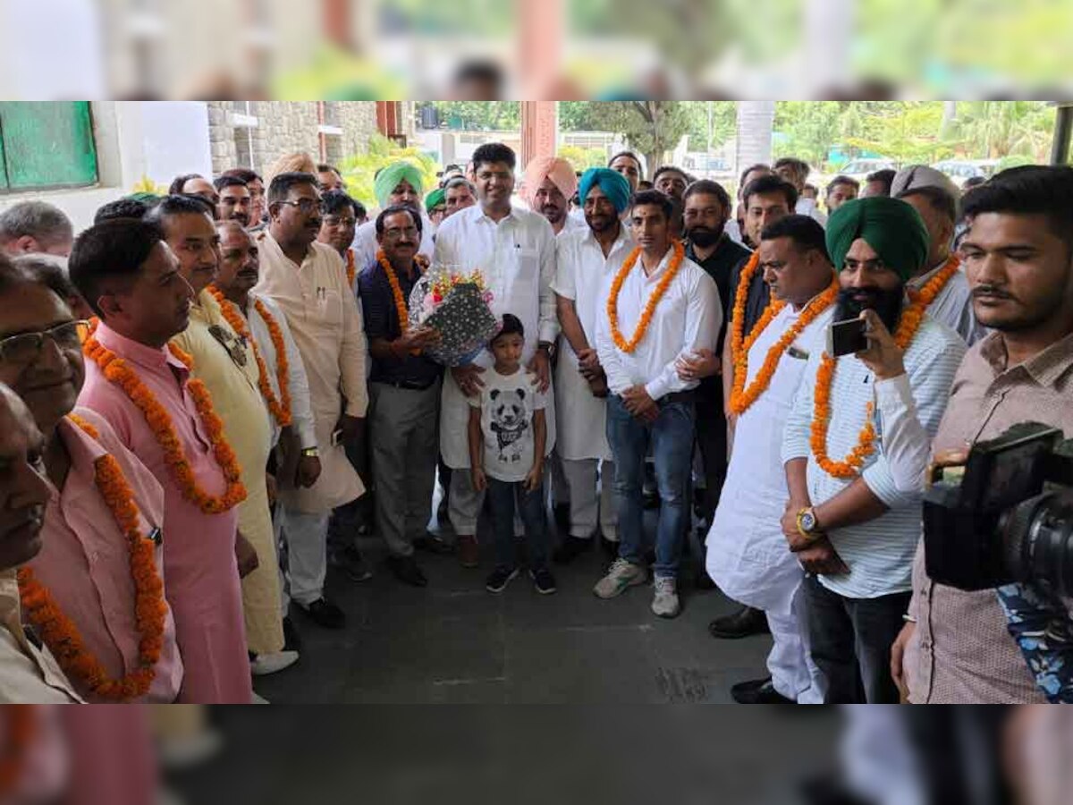चंडीगढ़ में विजयी उम्मीदवारों से मिलते हरियाणा के डिप्टी सीएम दुष्यंत चौटाला