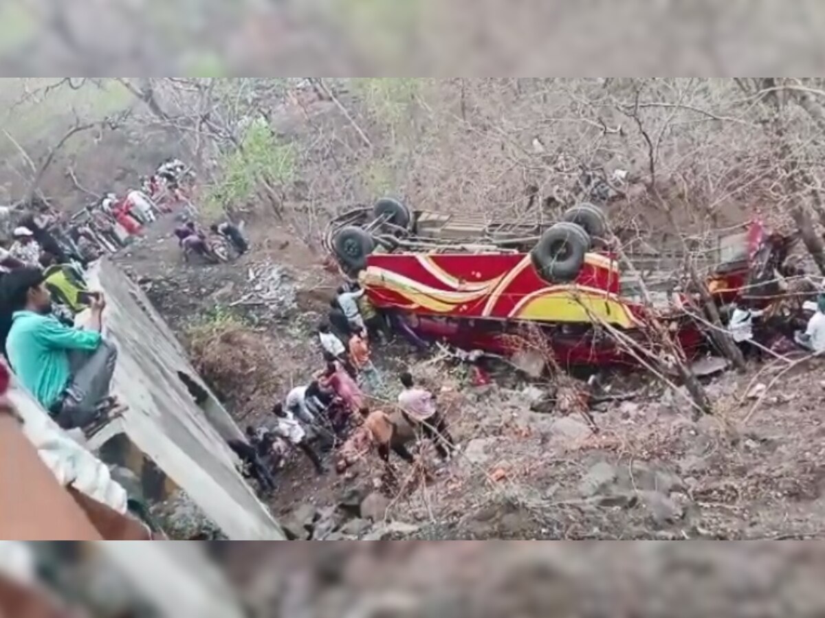 इंदौर में सड़क हादसा: खाई में गिरी 50-60 यात्रियों से भरी बस, 6 की मौत, रेस्क्यू जारी