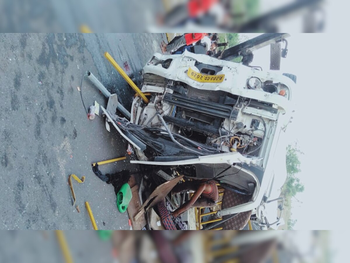 उदयपुर: अहमदाबाद हाईवे पर पलटा सीमेंट से भरा अनियंत्रित ट्रेलर, परिचालक गंभीर घायल