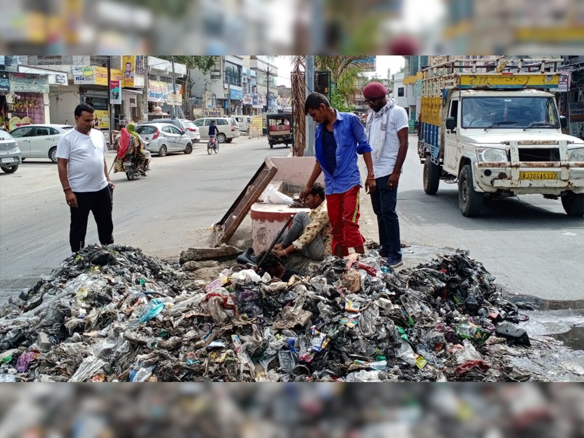 खबर का असरः  नालों की साफ-सफाई पर जागा प्रशासन, खुद खड़े होकर पार्षद ने करवाई सफाई