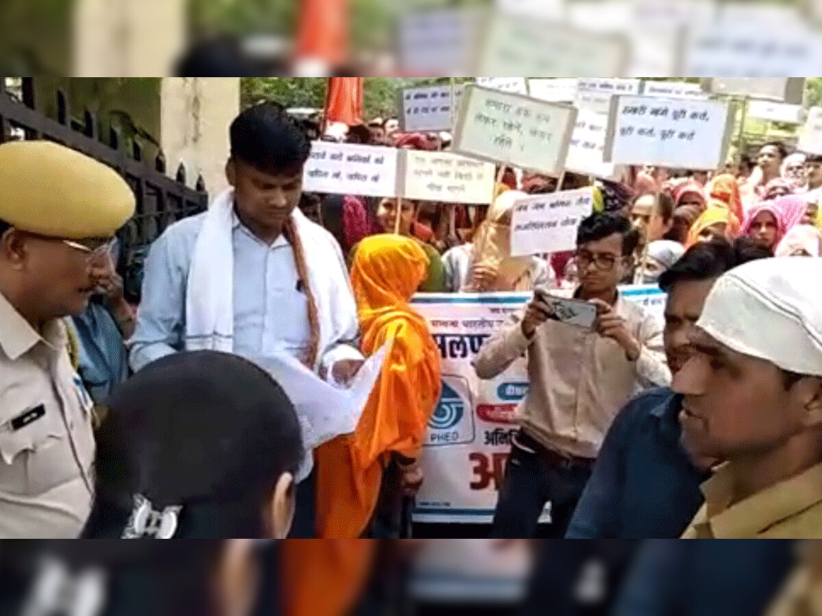 मालपुरा: सूरजपुरा फिल्टर प्लांट में श्रमिकों ने उपखंड अधिकारी को पेश किया मांग पत्र