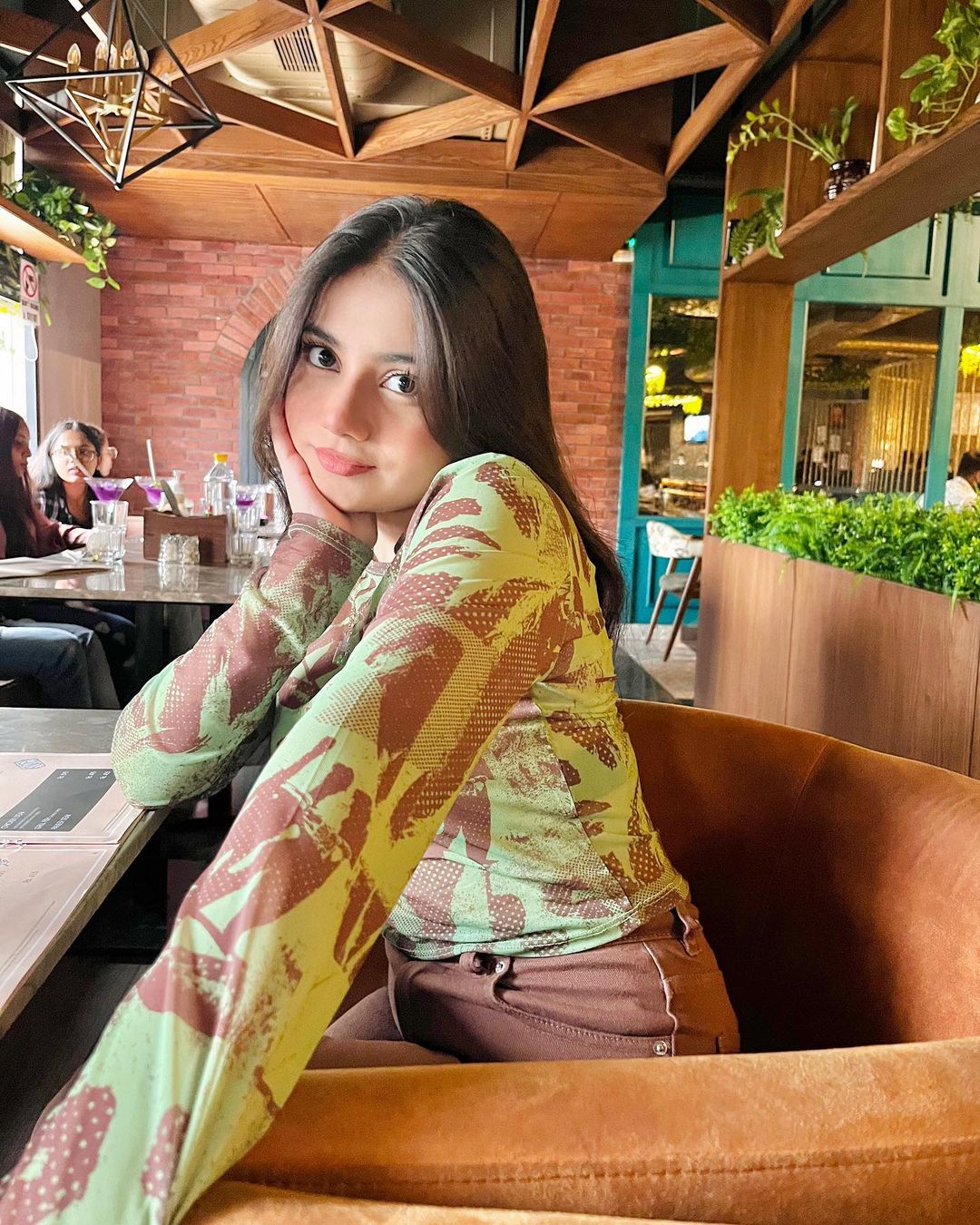 Urfi Javed sister Dolly Javed private photos leaking sitting on