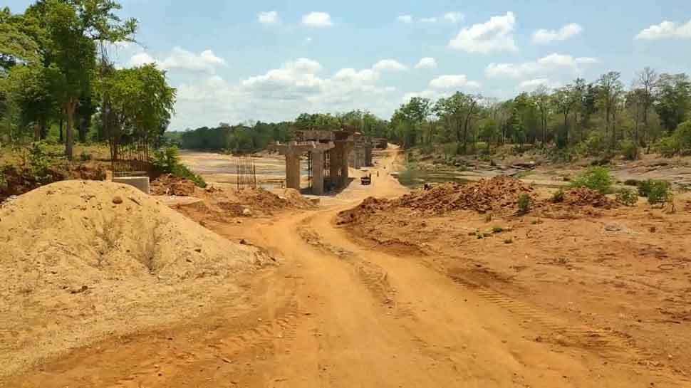 आजादी के बाद अब इस गांव को मिल रही सड़क, इसे बनाने में 8 जवानों ने दी अपनी शहादत आजादी के बाद अब इस गांव को मिल रही सड़क, इसे बनाने में 8 जवानों ने दी अपनी शहादत