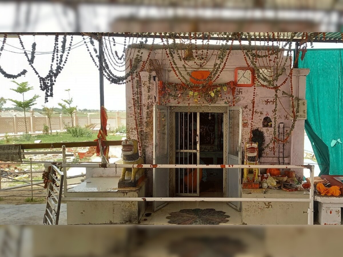 गंगापुर में माता के मंदिर में चांदी-सोने के आभूषण हुए चोरी, बदमाश फरार 